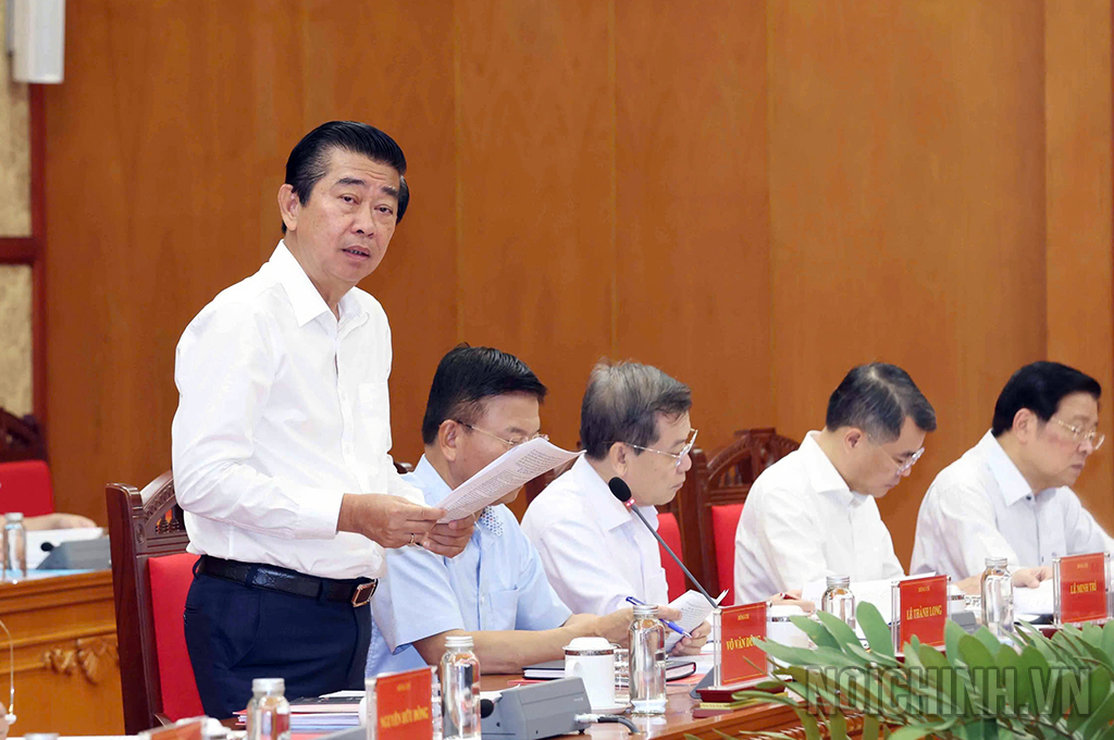 Đồng chí Võ Văn Dũng, Ủy viên Trung ương Đảng, Phó Trưởng ban Thường trực Ban Nội chính Trung ương, Ủy viên Ban Chỉ đạo trình bày Báo cáo