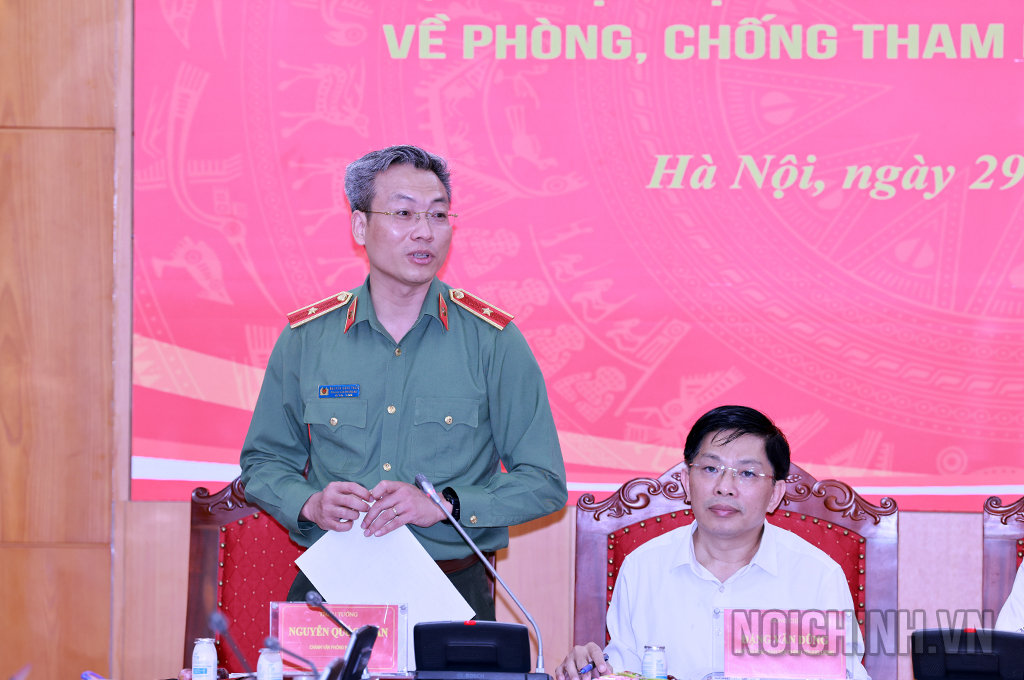 Đồng chí Thiếu tướng  Nguyễn Quốc Toản, Chánh Văn phòng Bộ Công an trả lời các câu hỏi của phóng viên