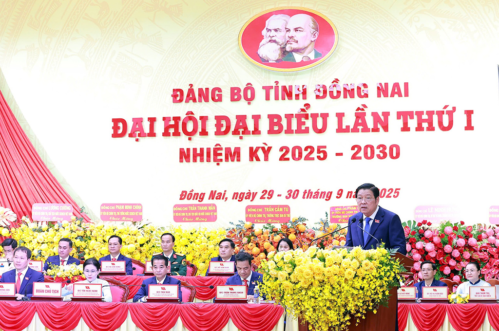 Đồng chí Phan Đình Trạc, Ủy viên Bộ Chính trị, Bí thư Trung ương Đảng, Trưởng Ban Nội chính Trung ương phát biểu chỉ đạo Đại hội