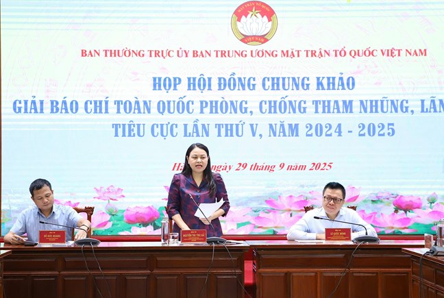 Đồng chí Nguyễn Thị Thu Hà, Ủy viên Trung ương Đảng, Phó Chủ tịch - Tổng Thư ký Ủy ban Trung ương Mặt trận Tổ quốc Việt Nam, Chủ tịch Hội đồng chung khảo phát biểu tại Cuộc họp