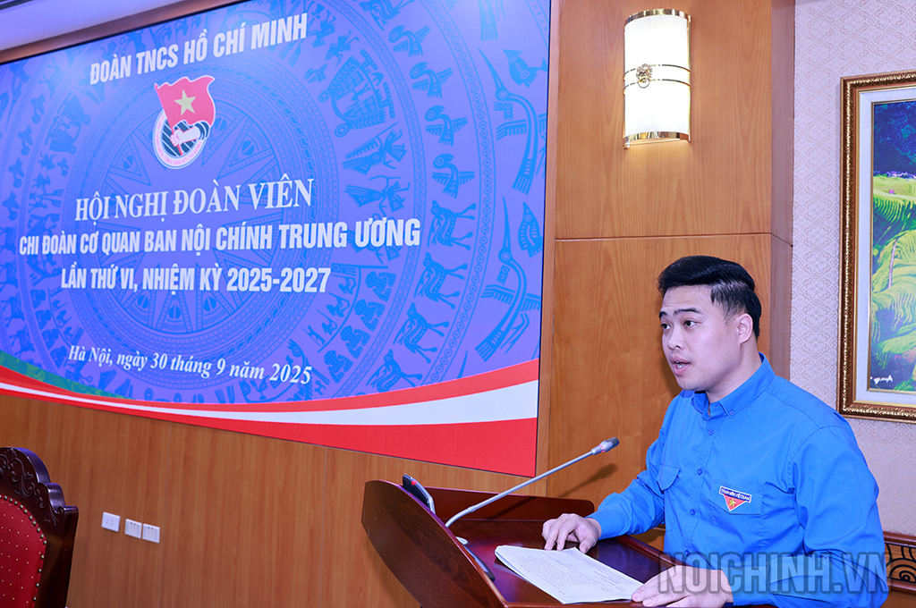 Đồng chí Cao Việt Hoàng, Bí thư Chi đoàn cơ quan Ban Nội chính Trung ương trình bày báo cáo