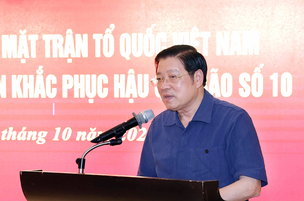 Đồng chí Phan Đình Trạc, Ủy viên Bộ Chính trị, Bí thư Trung ương Đảng, Trưởng Ban Nội chính Trung ương phát biểu động viên Đảng bộ, chính quyền và nhân dân tỉnh Nghệ An