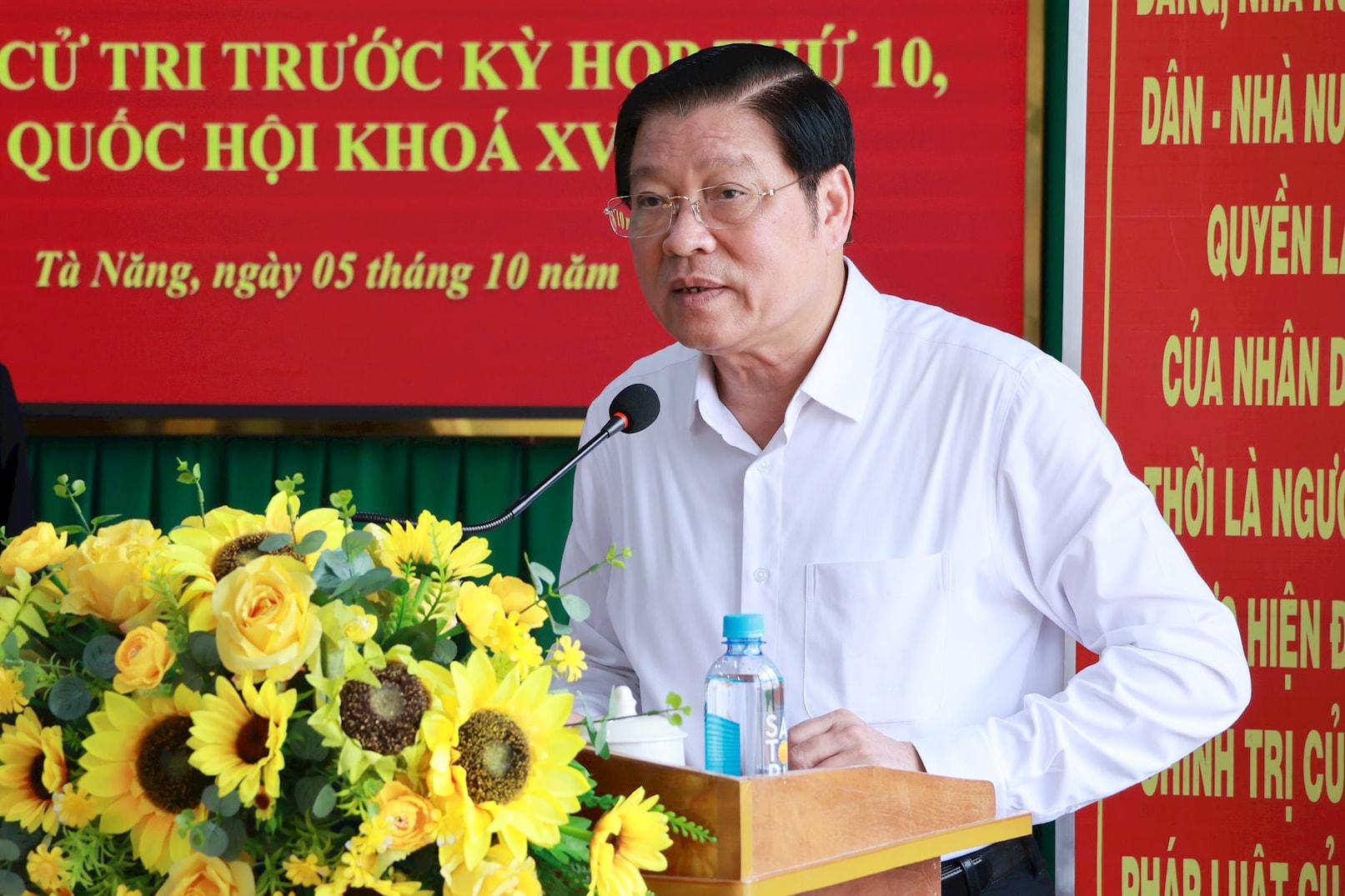 Đồng chí Phan Đình Trạc, Ủy viên Bộ Chính trị, Bí thư Trung ương Đảng, Trưởng Ban Nội chính Trung ương phát biểu tại buổi tiế xúc