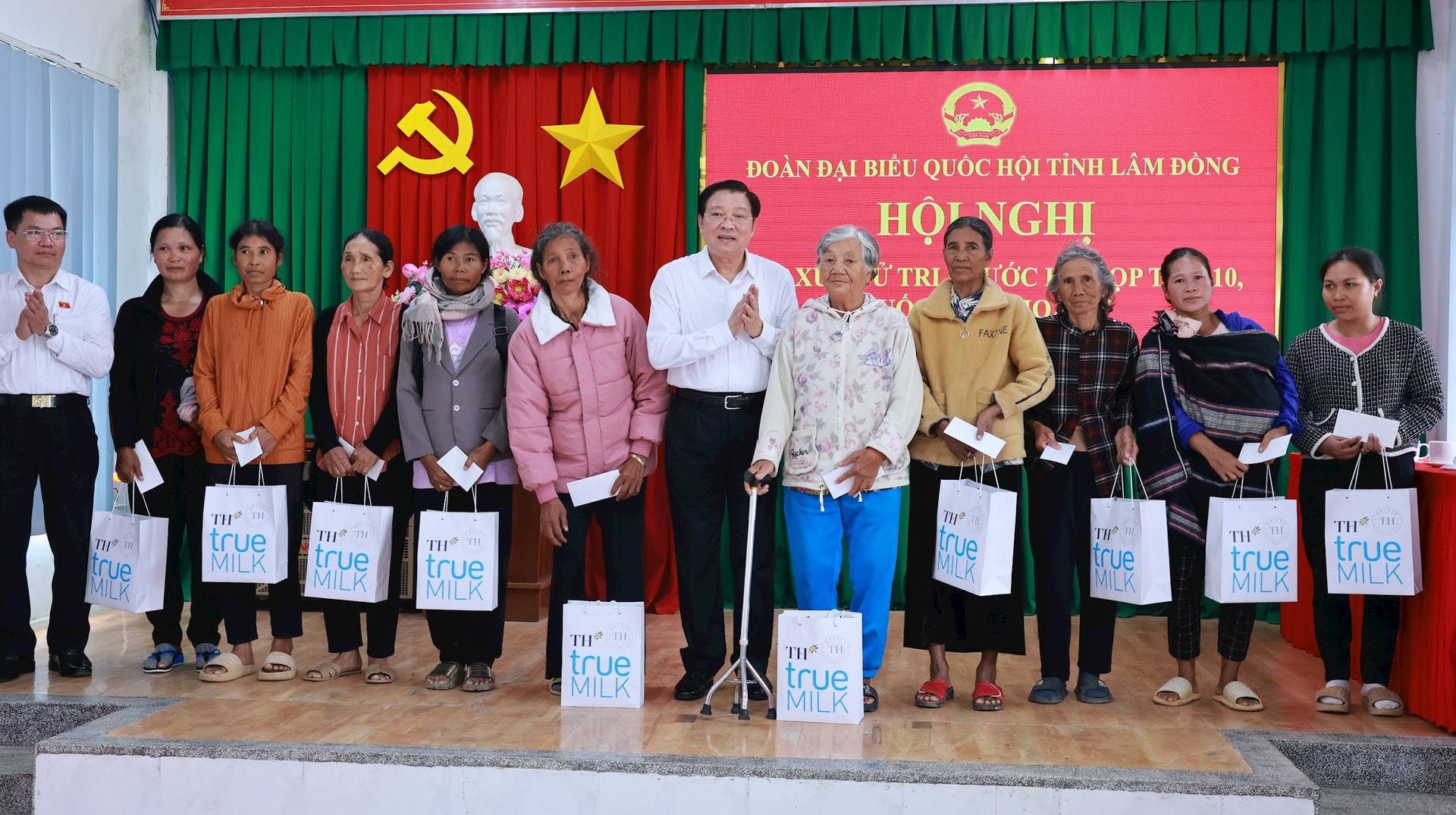 Đồng chí Phan Đình Trạc, Bí thư Trung ương Đảng, Trưởng Ban Nội chính Trung ương tặng quà cho các gia đình khó khăn tại xã Tà Năng, Lâm Đồng