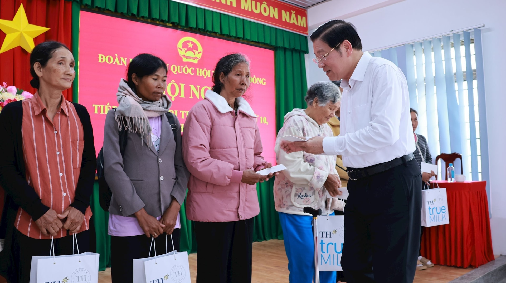 Đồng chí Phan Đình Trạc, Bí thư Trung ương Đảng, Trưởng Ban Nội chính Trung ương tặng quà cho các gia đình khó khăn tại xã Tà Năng, Lâm Đồng