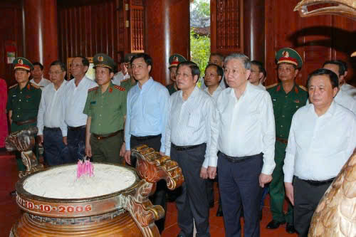 Đồng chí Tổng Bí thư Tô Lâm cùng Đoàn đại biểu Trung ương dâng hoa, dâng hương tưởng niệm Chủ tịch Hồ Chí Minh tại Khu di tích Kim Liên (Nam Đàn, Nghệ An)