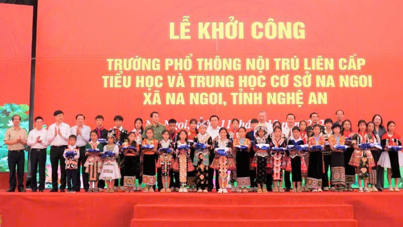 Đồng chí Tổng Bí thư Tô Lâm cùng các đồng chí lãnh đạo Đảng, Nhà nước, các bộ, ngành Trung ương, tỉnh Nghệ An trao quà tặng cho các em học sinh trên địa bàn xã