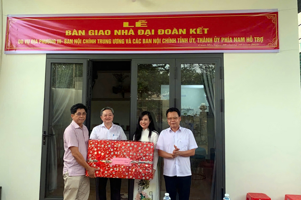 Đại diện Vụ Địa phương III và Ban Nội chính Tỉnh ủy Đồng Nai - đơn vị Cụm trưởng Cụm thi đua số IV trao tặng nhà Đại đoàn kết tại tại huyện Cẩm Mỹ, tỉnh Đồng Nai