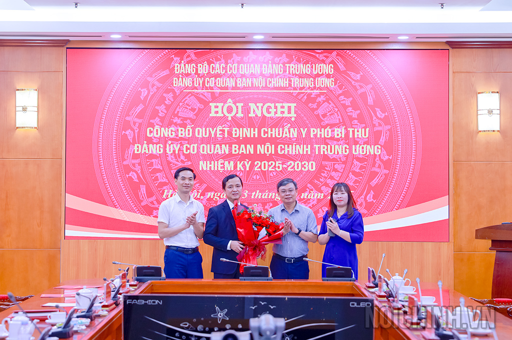 Chi bộ Vụ Nghiên cứu tổng hợp chúc mừng