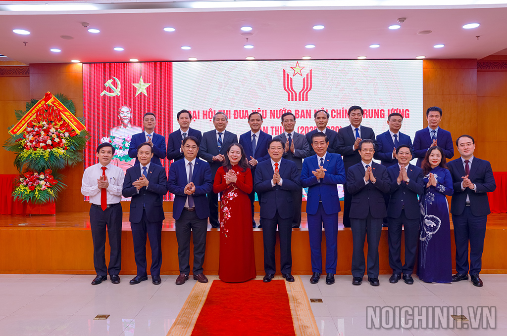 Đồng chí Võ Thị Ánh Xuân, Ủy viên Trung ương Đảng, Phó Chủ tịch nước Cộng hòa xã hội chủ nghĩa Việt Nam, Phó Chủ tịch thứ nhất Hội đồng Thi đua - Khen thưởng Trung ương và đại biểu dự Đại hội chụp ảnh lưu niệm với lãnh đạo Ban và lãnh đạo các Vụ thuộc Ban Nội chính Trung ương