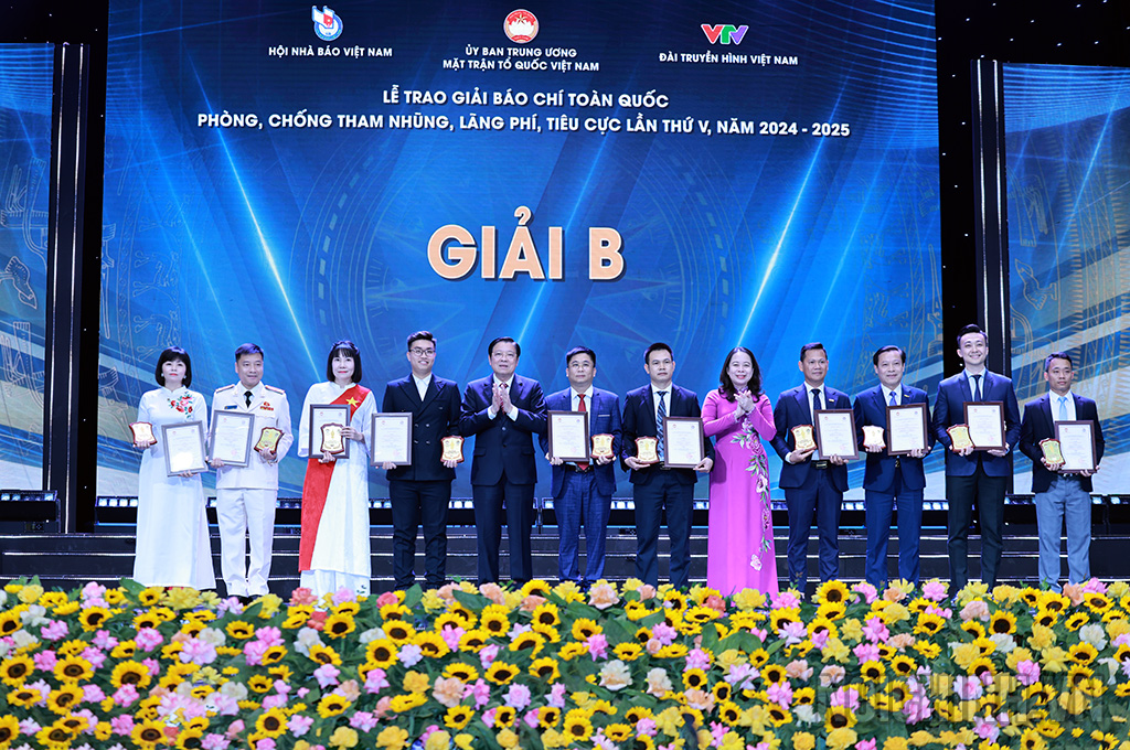 Đồng chí Phan Đình Trạc, Ủy viên Bộ Chính trị, Bí thư Trung ương Đảng, Trưởng Ban Nội chính Trung ương, Phó Trưởng ban Thường trực Ban Chỉ đạo Trung ương về phòng, chống tham nhũng, lãng phí, tiêu cực và đồng chí Võ Thị Ánh Xuân, Phó Chủ tịch nước Cộng hòa xã hội chủ nghĩa Việt Nam trao giải và chúc mừng các tác giả, nhóm tác giải đoạt giải B