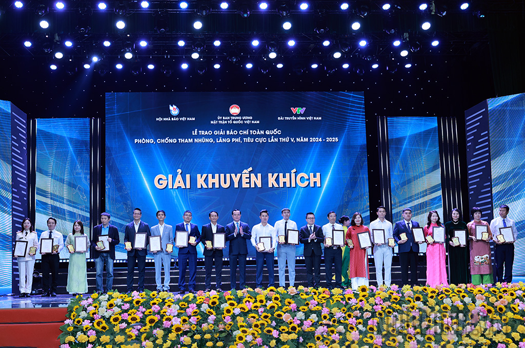 Đồng chí Nguyễn Đình Khang, Ủy viên Trung ương Đảng, Phó Chủ tịch Ủy ban Trung ương Mặt trận Tổ quốc Việt Nam, Chủ tịch Tổng Liên đoàn Lao động Việt Nam và đồng chí Lê Quốc Minh, Ủy viên Trung ương Đảng, Phó Trưởng Ban Tuyên giáo và Dân vận Trung ương, Tổng Biên tập Báo Nhân Dân, Chủ tịch Hội Nhà báo Việt Nam trao giải và chúc mừng các tác giả, nhóm tác giả đoạt giải Khuyến khích