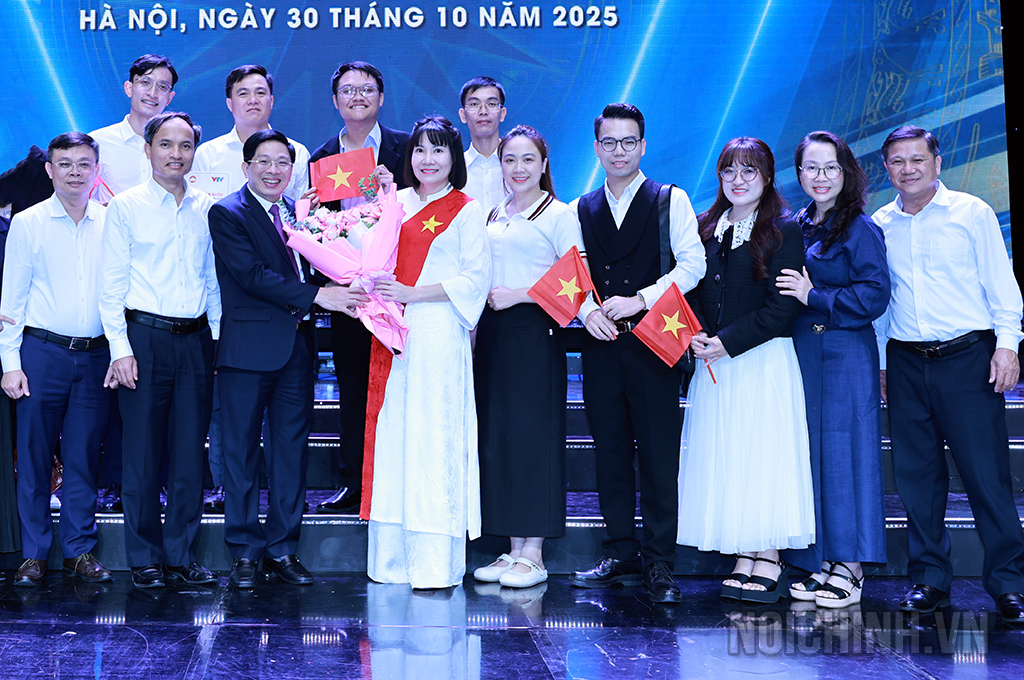 Đồng chí Đặng Văn Dũng, Phó Trưởng Ban, Bí thư Đảng ủy cơ quan Ban Nội chính Trung ương và cán bộ, công chức Ban Nội chính Trung ương chúc mừng đồng chí Bùi Thị Thu Huyền, Phó Chánh Văn phòng Ban xuất sắc đoạt giải B của cuộc thi