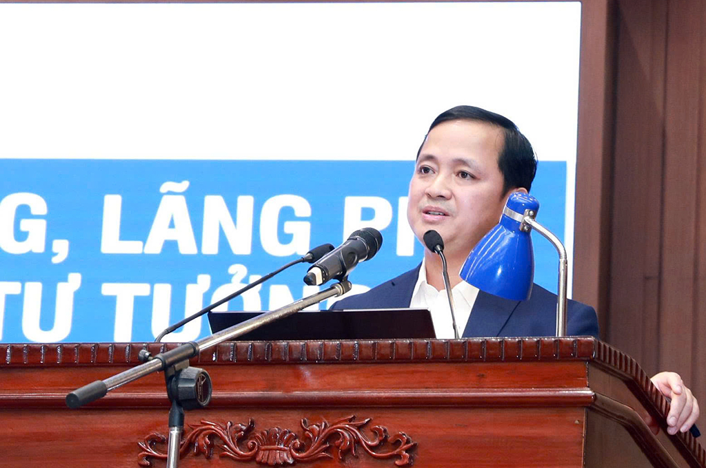 Đồng chí Nguyễn Xuân Trường, Vụ trưởng Vụ Cơ quan nội chính, Ban Nội chính Trung ương truyền đạt chuyên đề tại Hội nghị