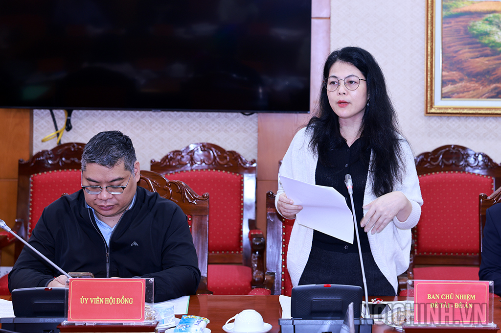 Đồng chí ThS. Bùi Thị Bích Liên, Chuyên viên chính, Phó Chủ nhiệm Đề tài “Thực trạng né tránh, đùn đẩy, làm việc cầm chừng, sợ trách nhiệm không dám làm của cán bộ, đảng viên, công chức, viên chức và giải pháp khắc phục” trình bày báo cáo tóm tắt Đề án tại Hội đồng nghiệm thu