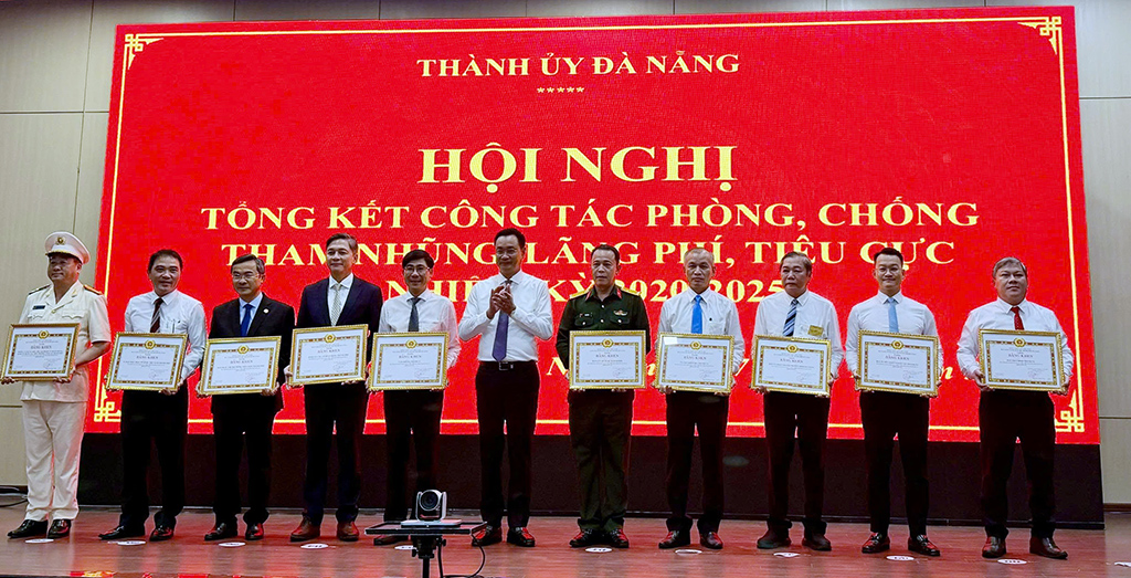 Ban Thường vụ Thành ủy tặng Bằng khen cho các tập thể và cá nhân có thành tích xuất sắc trong công tác phòng, chống tham nhũng, lãng phí, tiêu cực nhiệm kỳ 2020 - 2025