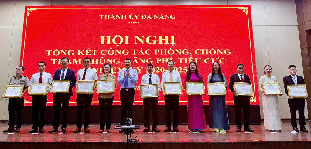 Ban Thường vụ Thành ủy tặng Bằng khen cho các tập thể và cá nhân có thành tích xuất sắc trong công tác phòng, chống tham nhũng, lãng phí, tiêu cực nhiệm kỳ 2020 - 2025