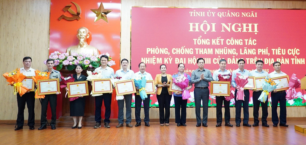 Chủ tịch UBND tỉnh tặng Bằng khen cho các tập thể và cá nhân có thành tích xuất sắc trong công tác phòng, chống tham nhũng, lãng phí, tiêu cực nhiệm kỳ 2020 - 2025