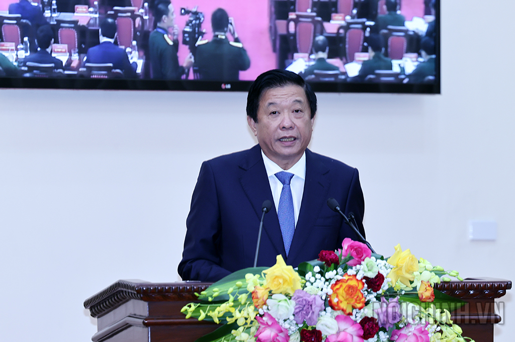 Đồng chí Bùi Văn Nghiêm, Ủy viên Trung ương Đảng, Phó Trưởng Ban Nội chính Trung ương trình bày báo cáo tại Hội nghị