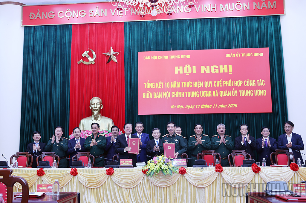 Đồng chí Phan Đình Trạc, Ủy viên Bộ Chính trị, Bí thư Trung ương Đảng, Trưởng Ban Nội chính Trung ương và Đại tướng Phan Văn Giang, Ủy viên Bộ Chính trị, Phó Bí thư Quân ủy Trung ương, Bộ trưởng Bộ Quốc phòng ký Quy chế phối hợp sửa đổi 