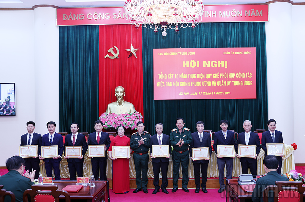 Đồng chí Đại tướng Nguyễn Tân Cương, Ủy viên Trung ương Đảng, Ủy viên Ban Thường vụ Quân ủy Trung ương, Tổng Tham mưu trưởng Quân đội Nhân dân Việt Nam, Thứ trưởng Bộ Quốc phòng và đồng chí Thượng tướng Võ Minh Lương, Ủy viên Trung ương Đảng, Ủy viên Ban Thường vụ Quân ủy Trung ương, Thứ trưởng Bộ Quốc phòng trao bằng khen của Bộ trưởng Bộ Quốc phòng tặng các cá nhân thuộc Ban Nội chính Trung ương có thành tích xuất sắc trong công tác phối hợp