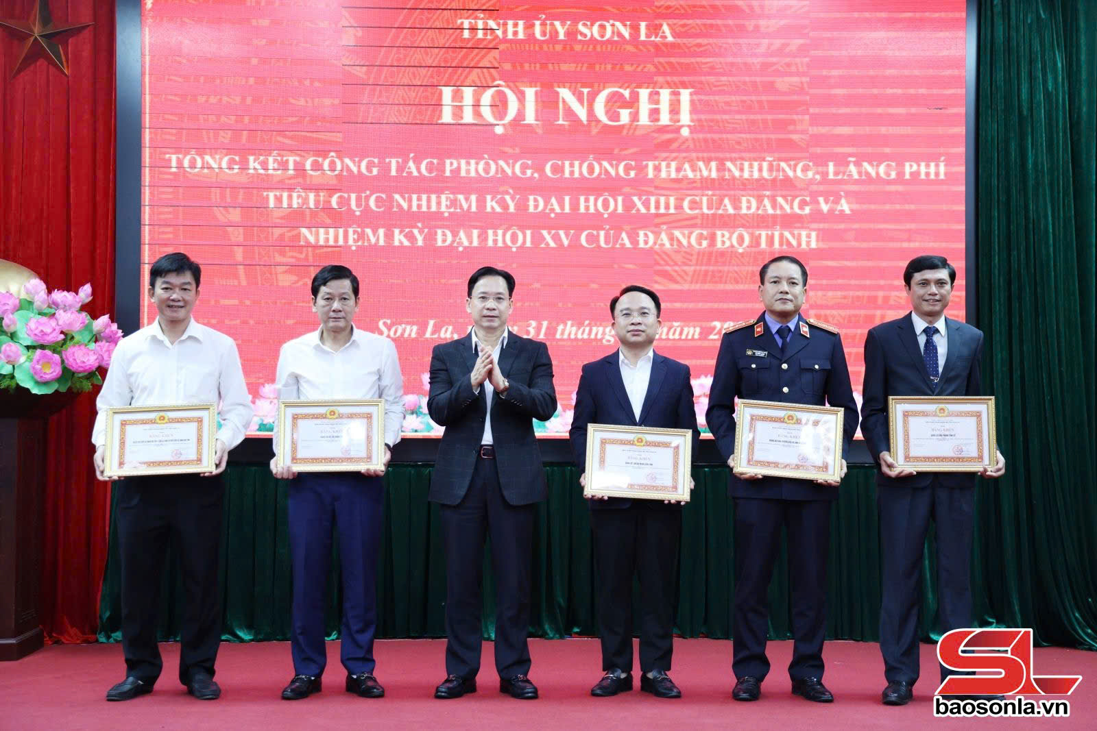 Đồng chí Hoàng Văn Nghiệm, Bí thư Tỉnh ủy, Trưởng Đoàn đại biểu Quốc hội tỉnh tặng Bằng khen cho các tập thể có thành tích xuất sắc trong công tác phòng, chống tham nhũng, lãng phí, tiêu cực nhiệm kỳ 2020 - 2025