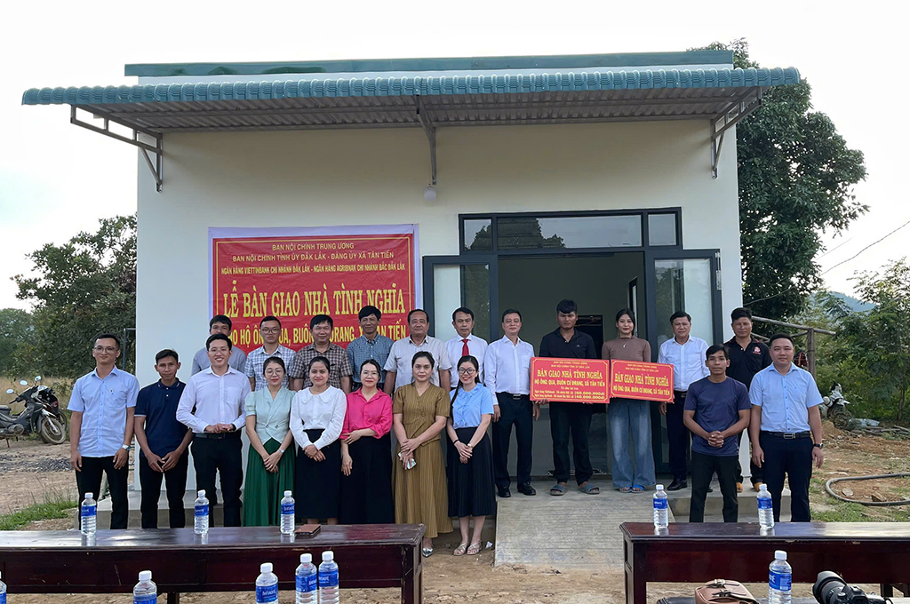 Đồng chí Đoàn Hồng Ngọc, Vụ trưởng Vụ Địa phương II, Ban Nội chính Trung ương cùng lãnh đạo Ban Nội chính Tỉnh ủy Đắk Lắk cùng đại diện chính quyền xã, phường nơi các hộ dân sinh sống tại Lễ trao nhà