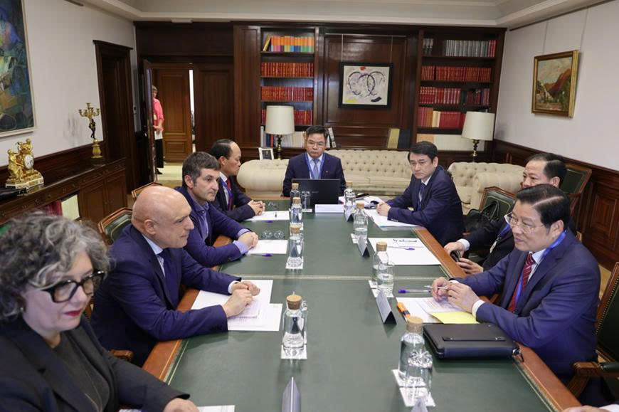 Đồng chí Phan Đình Trạc, Ủy viên Bộ Chính trị, Bí thư Trung ương Đảng, Trưởng Ban Nội chính Trung ương và Đoàn đại biểu Đảng Cộng sản Việt Nam trong buổi làm việc với Quốc vụ khanh Bộ Phủ Thủ tướng, Tư pháp và Quan hệ Quốc hội Rafael Simancas