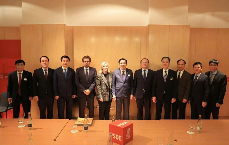 Đồng chí Phan Đình Trạc, Ủy viên Bộ Chính trị, Bí thư Trung ương Đảng, Trưởng Ban Nội chính Trung ương và Đoàn đại biểu Đảng Cộng sản Việt Nam làm việc với Phó Tổng thư ký Nhóm Nghị sĩ xã hội Begoña Nasarre Oliva