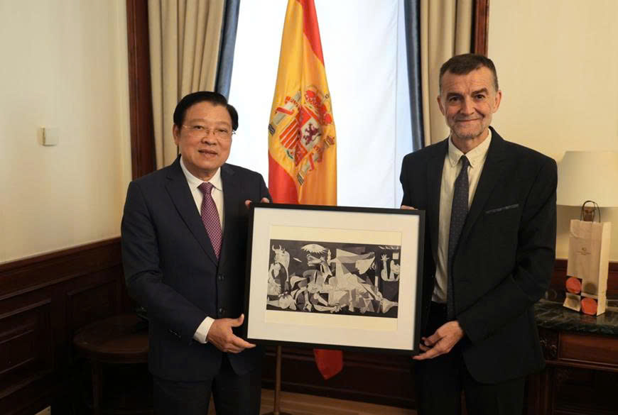 Đồng chí Phan Đình Trạc, Ủy viên Bộ Chính trị, Bí thư Trung ương Đảng, Trưởng Ban Nội chính Trung ương và Chủ tịch Liên minh Đảng Cánh tả Thống nhất Tây Ban Nha Antonio Maíllo