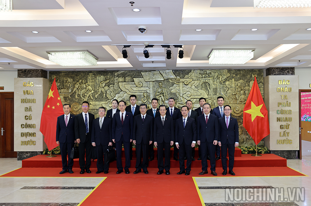 Đồng chí Lê Hồng Quang, Ủy viên Trung ương Đảng, Phó Trưởng Ban Nội chính Trung ương Đảng Cộng sản Việt Nam cùng Đồng chí Vương Di Tinh, Phó Tổng Thư ký Ủy ban Chính pháp Trung ương Đảng Cộng sản Trung Quốc và đại biểu dự Hội đàm chụp ảnh lưu niệm