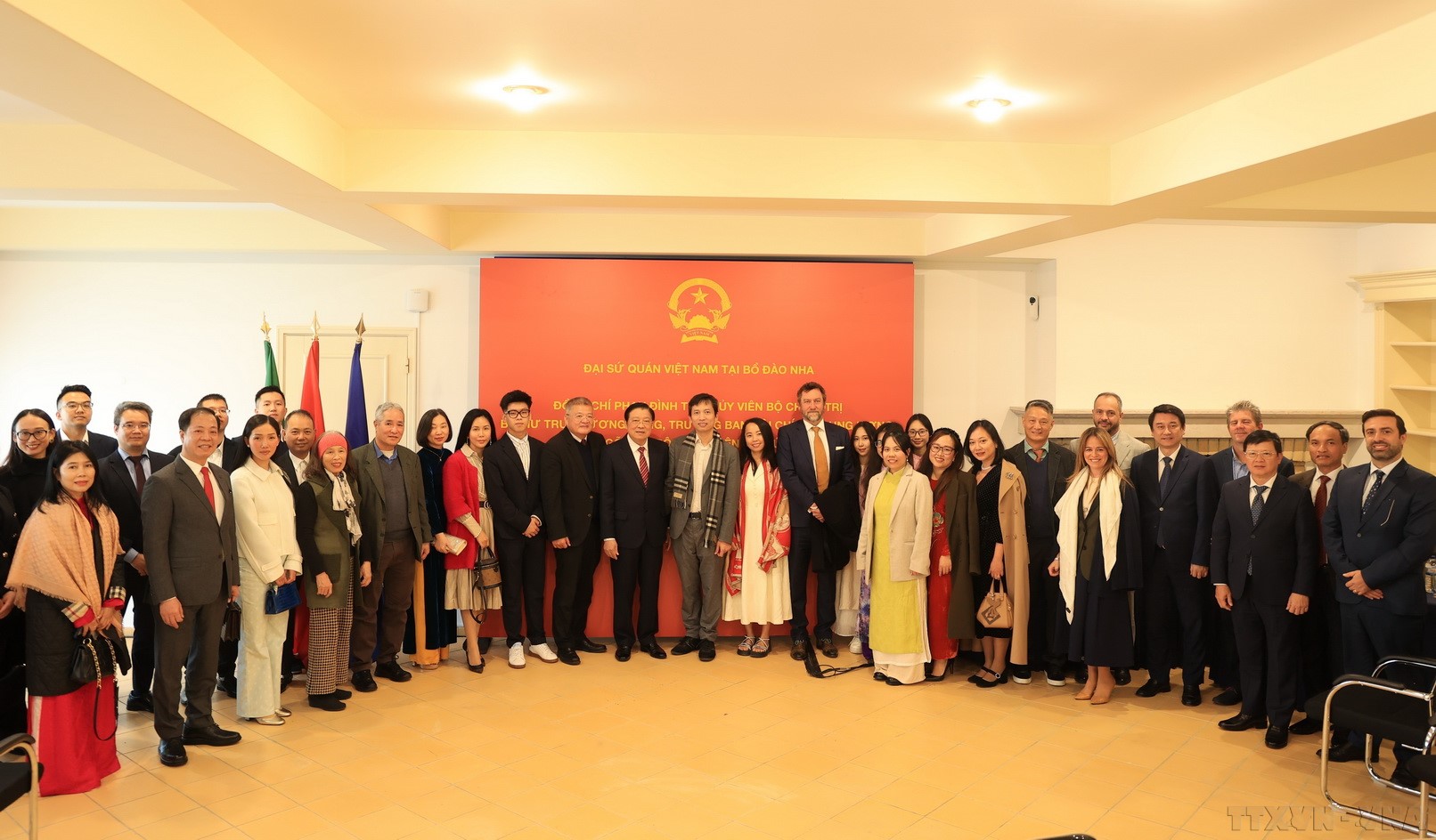 Đồng chí Phan Đình Trạc gặp gỡ cán bộ, nhân viên Đại sứ quán và cộng đồng Việt Nam tại Bồ Đào Nha