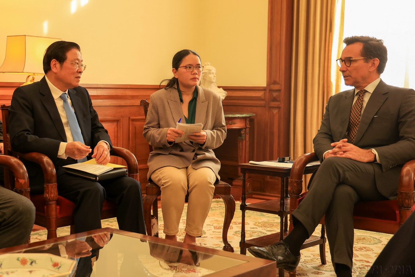 Đồng chí Phan Đình Trạc làm việc với Phó Chủ tịch Quốc hội Bồ Đào Nha Marcos Perestrello