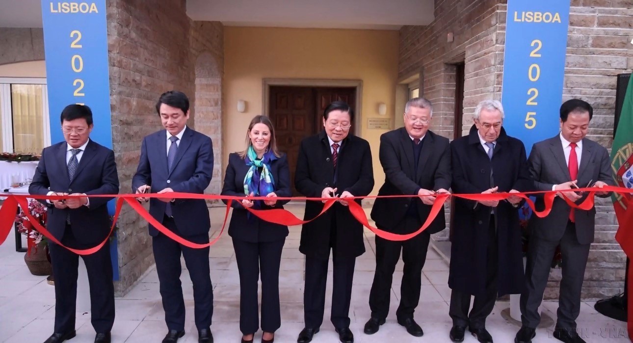 Đồng chí Phan Đình Trạc cắt băng khai trương Đại sứ quán Việt Nam tại Bồ Đào Nha