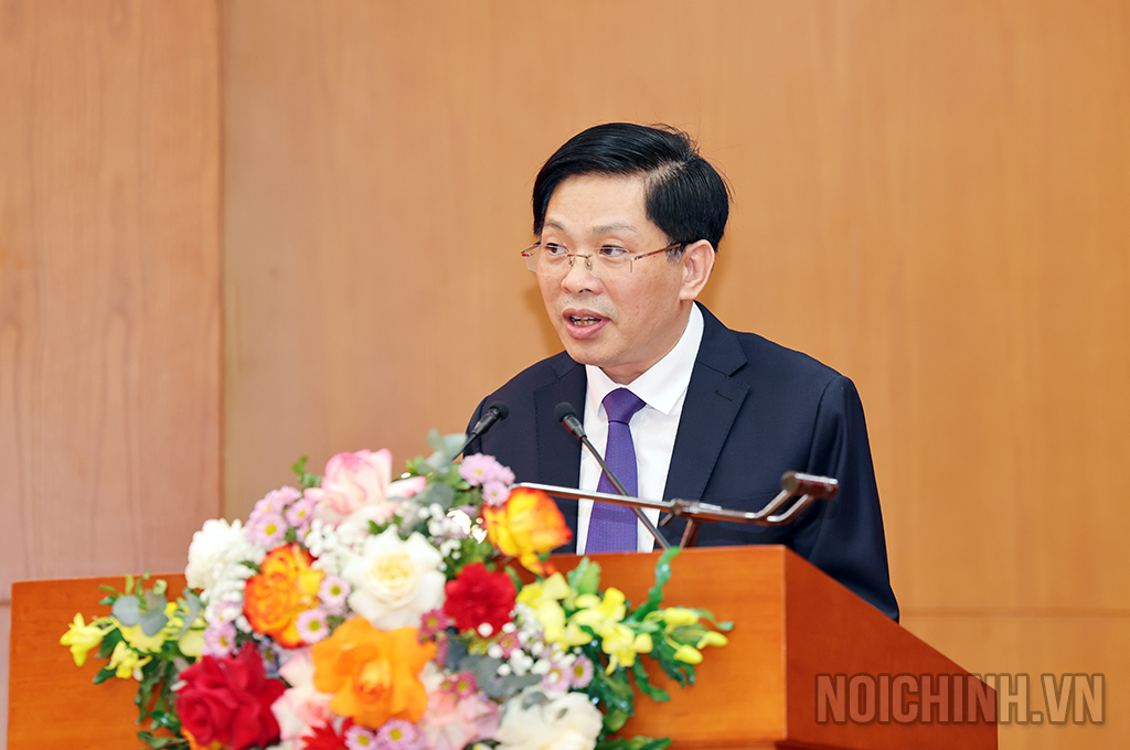 Đồng chí Đặng Văn Dũng, Phó Trưởng Ban, Bí thư Đảng ủy cơ quan Ban Nội chính Trung ương trình bày báo cáo tại Hội nghị