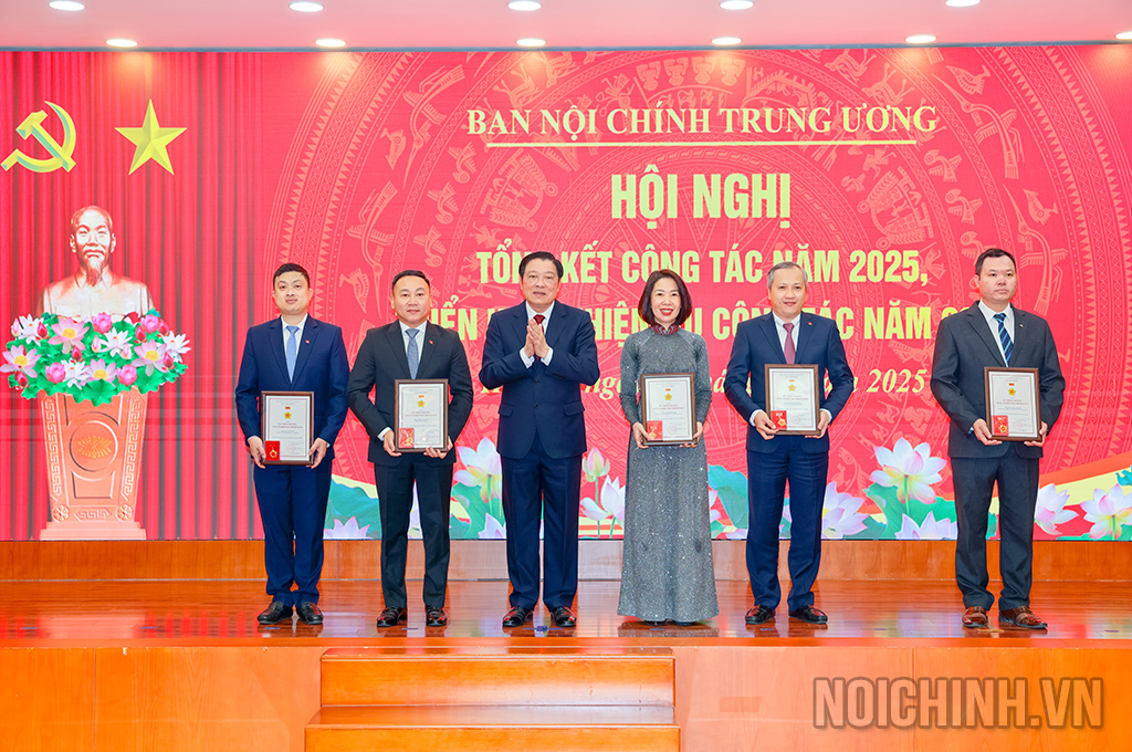 Đồng chí Phan Đình Trạc, Ủy viên Bộ Chính trị, Bí thư Trung ương Đảng, Trưởng Ban Nội chính Trung ương trao Kỷ niệm chương