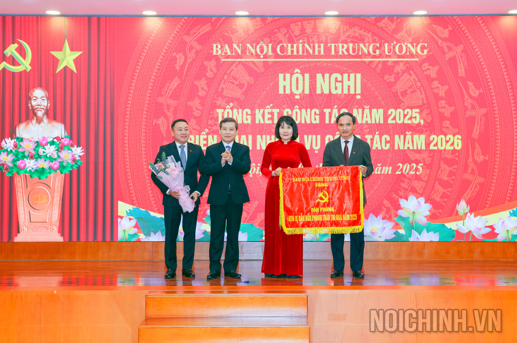 Đồng chí Lê Minh Trí, Bí thư Trung ương Đảng, Phó Trưởng ban Thường trực Ban Nội chính Trung ương trao Cờ thi đua của Ban Nội chính Trung ương tặng tập thể Văn phòng Ban