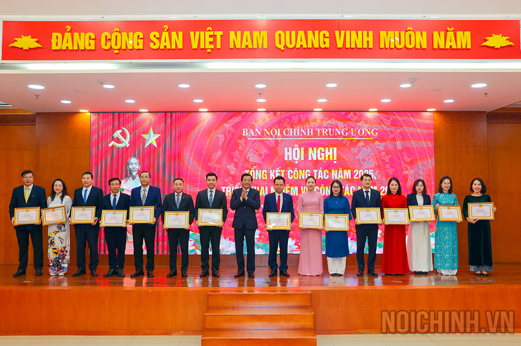 Đồng chí Bùi Văn Nghiêm, Ủy viên Ban Chấp hành Trung ương Đảng, Phó Trưởng Ban trao Bằng khen tặng các cá nhân lập nhiều thành tích trong công tác