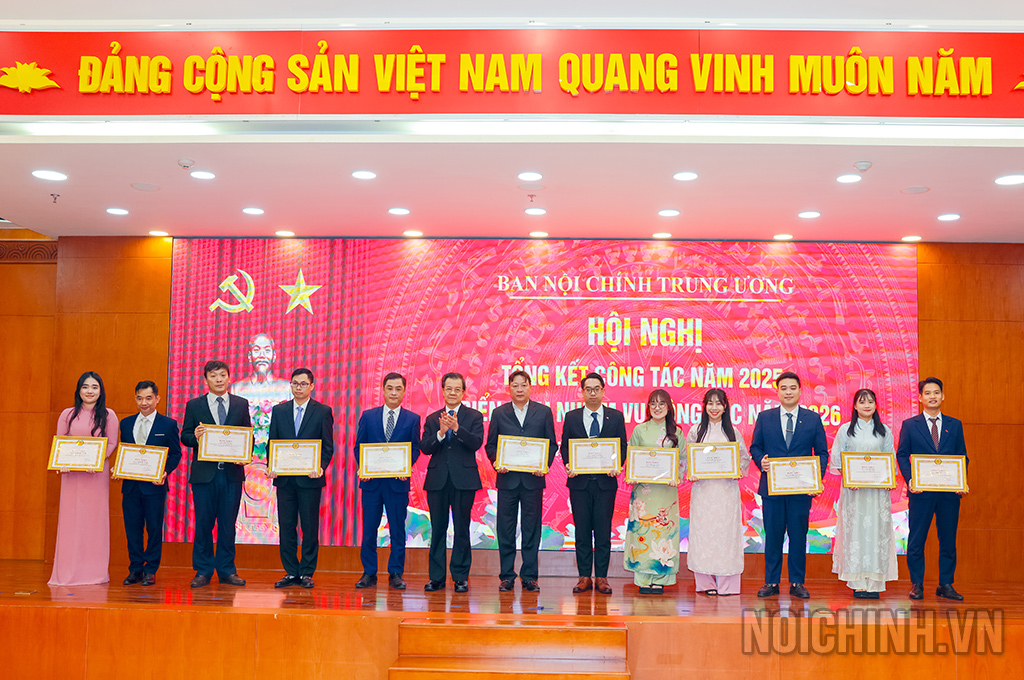 Đồng chí Lê Hồng Quang, Ủy viên Ban Chấp hành Trung ương Đảng, Phó Trưởng Ban trao Bằng khen tặng các cá nhân lập nhiều thành tích trong công tác