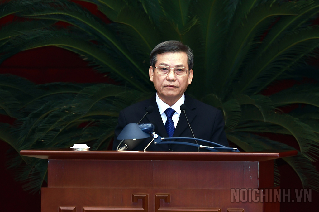 Đồng chí Lê Minh Trí, Bí thư Trung ương Đảng, Phó Trưởng ban Thường trực, Ủy viên Ban Chỉ đạo Trung ương về phòng, chống tham nhũng, lãng phí, tiêu cực trình bày báo cáo tại Hội nghị