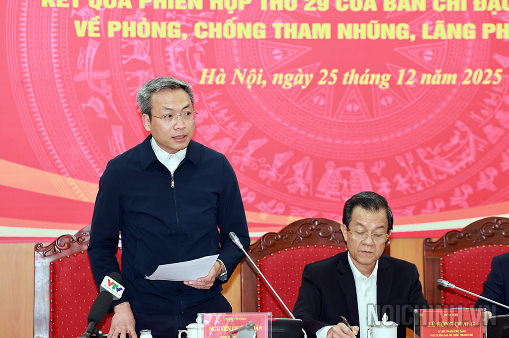 Đồng chí Thiếu Tướng Nguyễn Quốc Toản, Chánh Văn phòng Bộ Công an trả lời các câu hỏi của phóng viên