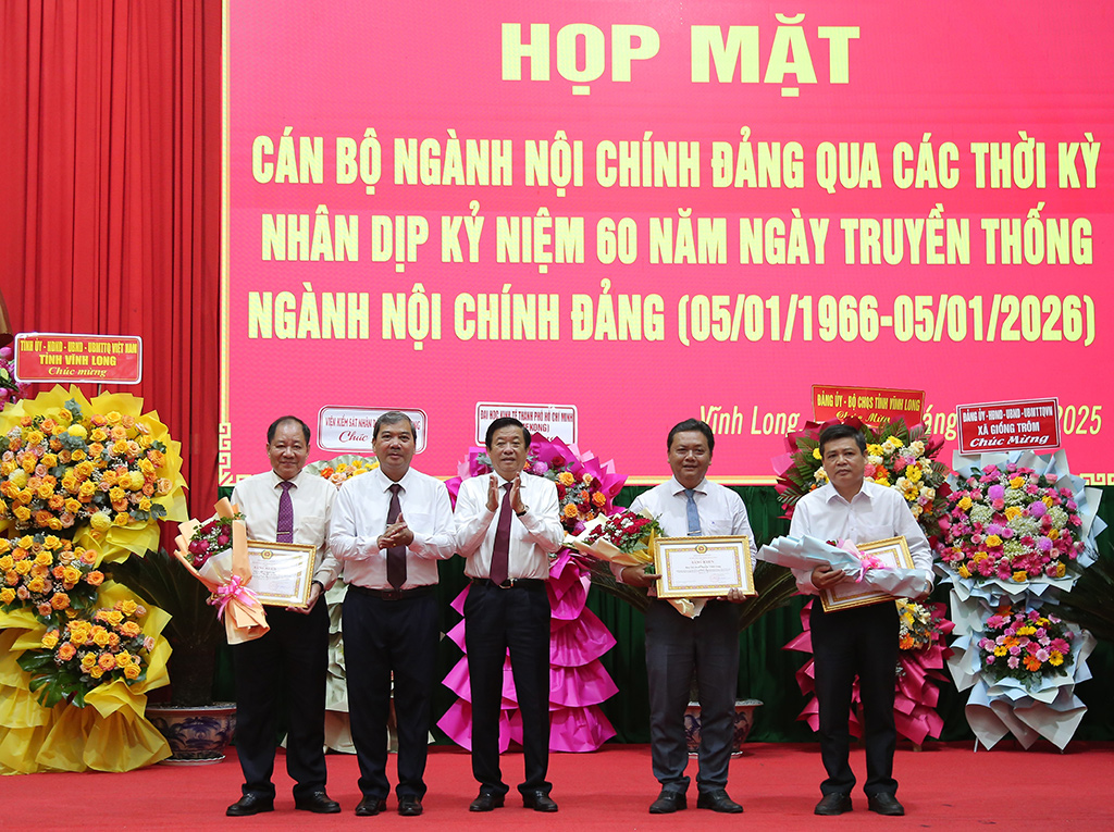 Đồng chí Bùi Văn Nghiêm, Ủy viên Trung ương Đảng, Phó Trưởng Ban Nội chính Trung ương trao Bằng khen của Trưởng Ban Nội chính Trung ương cho cho tập thể và cá nhân lập thành tích xuất sắc trong phong trào thi đua “Phát hiện và tham mưu cho cấp ủy lãnh đạo, chỉ đạo xử lý các vụ án, vụ việc tham nhũng; chủ động tham mưu, đề xuất xử lý các vấn đề phức tạp, nổi cộm về an ninh, trật tự trên địa bàn