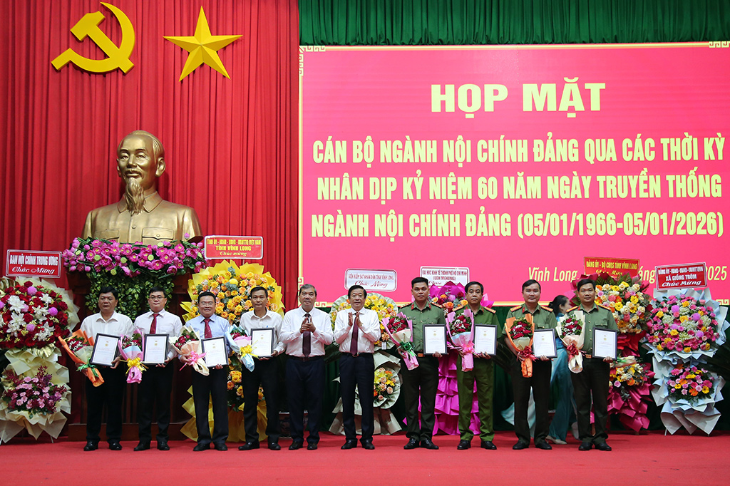 Đồng chí Bùi Văn Nghiêm, Ủy viên Trung ương Đảng, Phó Trưởng Ban Nội chính Trung ương trao Kỷ nệm chương Vì sự nghiệp ngành Nội chính Đảng