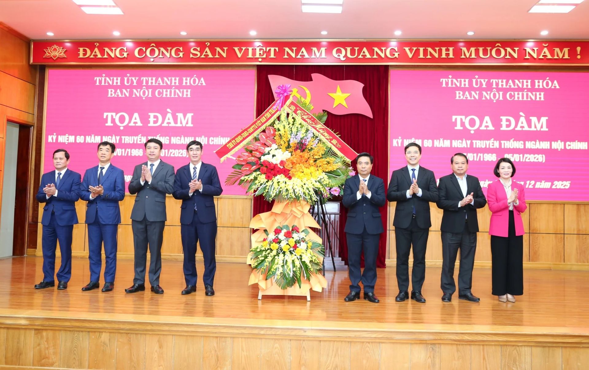 Các đồng chí: Nguyễn Doãn Anh, Ủy viên Trung ương Đảng, Bí thư Tỉnh ủy; Nguyễn Hồng Phong, Phó Bí thư Thường trực Tỉnh ủy cùng các đồng chí lãnh đạo tỉnh tặng hoa chúc mừng Ban Nội chính Tỉnh ủy Thanh Hóa