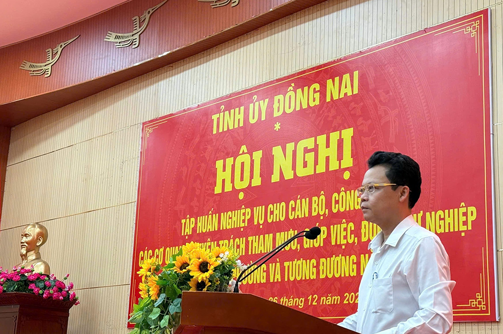 Đồng chí Tiến sĩ Trịnh Thăng Quyết, Phó Vụ trưởng vụ Địa phương III, Ban Nội chính Trung ương trình bày báo cáo chuyên đề tại hội nghị