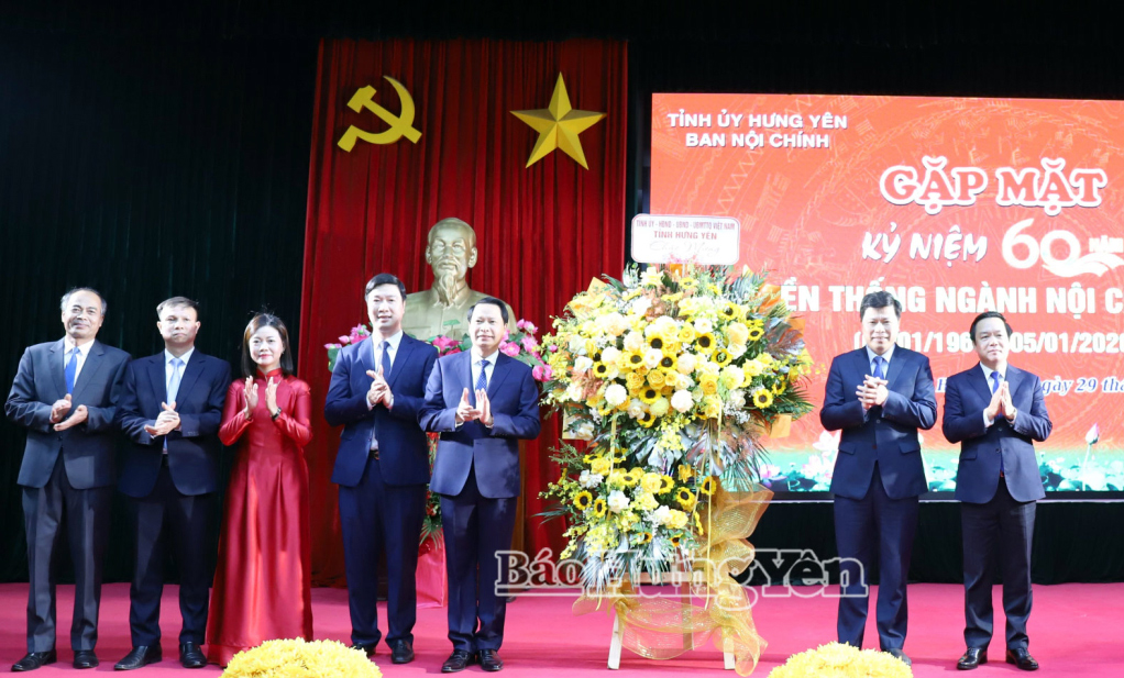 Các đồng chí Thường trực Tỉnh ủy Hưng Yên tặng hoa chúc mừng tại buổi gặp mặt