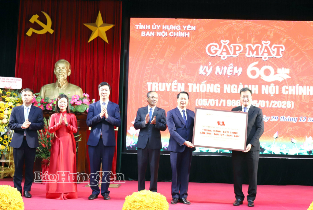 Đồng chí Nguyễn Hữu Nghĩa, Ủy viên Trung ương Đảng, Bí thư Tỉnh ủy tặng ngành Nội chính tỉnh Bảng vàng của Ban Chấp hành Đảng bộ tỉnh với dòng chữ 