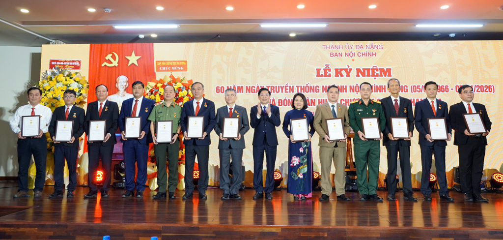 Đồng chí Đặng Văn Dũng, Phó Trưởng Ban Nội chính Trung ương tặng Bằng khen của Ban Nội chính Trung ương dành tặng tập thể Ban Nội chính Thành ủy Đà Nẵng