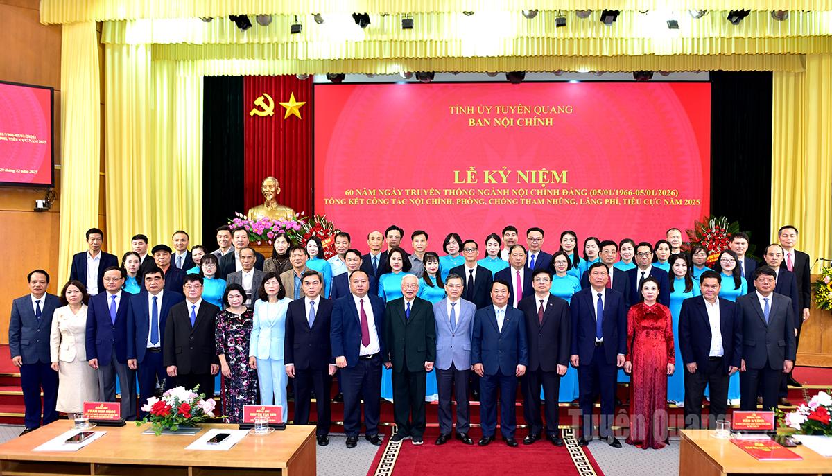 Các đồng chí lãnh đạo, nguyên lãnh đạo tỉnh và các đại biểu chụp ảnh cùng tập thể Ban Nội chính Tỉnh ủy Tuyên Quang
