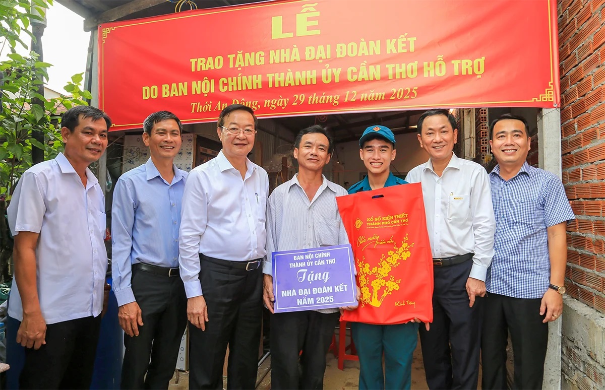 Đồng chí Lê Tấn Thủ, Ủy viên Ban Thường vụ Thành ủy, Trưởng Ban Nội chính Thành ủy Cần Thơ và đại diện chính quyền địa phương trao bảng tượng trưng tặng nhà Đại đoàn kết cho ông Trần Thanh Tâm